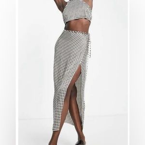 Topshop Co-ord Hexagonal Satin Wrap Midi Skirt
Check Retro Pattern size 0 XS/XXS